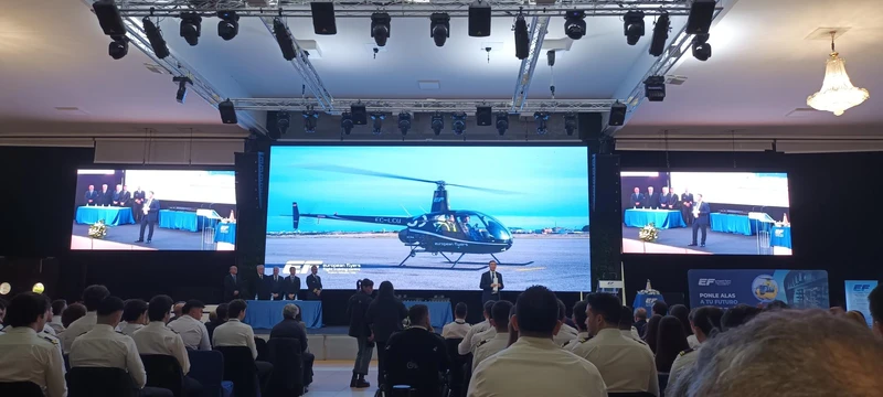 Foto durante la graduacin de los nuevos pilotos de aviones, helicpteros y drones de European Flyers. Foto: European Flyers